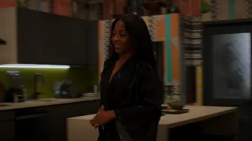 Fleur Du Mal Eifleur Tower Tie-Waist Robe usada por Renee (Bresha Webb) como se ve en Run the World (S02E01)