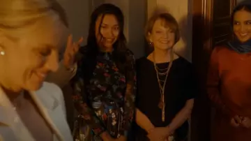 Alice + Olivia Chara Malla con estampado floral y minivestido de cuero vegano usado por Rosa Reyes (Natalia Del Riego) como se ve en NCIS: Los Ángeles (S14E21)