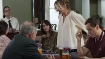 Ba&sh Kida blouse en coton à col fendu portée par Rosaline (Eve Best) vue dans le Maryland (S01E03)