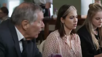 Chemise à manches longues imprimée nouveau look Heart portée par Lauren (Rhiannon Clements) vue dans le Maryland (S01E03)