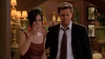 Robe rouge brocart de Betsey Johnson portée par Monica Geller (Courteney Cox) dans la série télévisée Friends (saison 4, épisode 24)