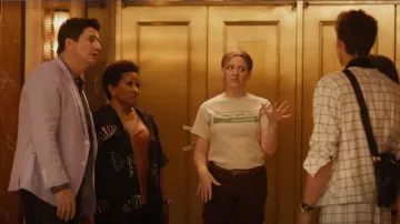 Vince. Haut en satin de soie froncé porté par Shuli Kucerac (Wanda Sykes) vu dans The Other Two (S03E05)