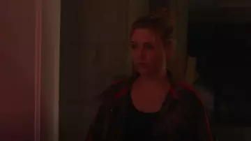Zara Camo Side Stripe Jacket porté par Brooke Dubek (Heléne Yorke) comme on le voit dans The Other Two (S03E05)