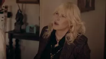 Rosetta Getty Paisley-Print Blazer a medida usada por Peggy (Patricia Arquette) como se ve en High Desert (S01E04)