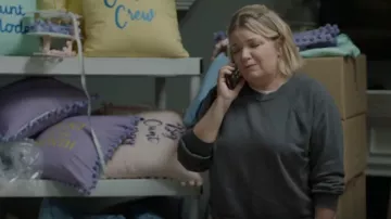 Sweat-shirt H&M Cotton-Blend porté par Tricia Miller (Mary Catherine Garrison) vu dans Somebody Somewhere (S02E06)