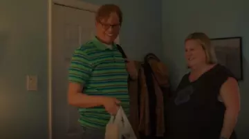 Nike Golf Dri-Fit Polo à manches courtes Green Striped Large Shirt porté par Joel (Jeff Hiller) comme on le voit dans Somebody Somewhere (S02E07)