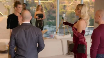 Bolso de mano de cuero Chanel usado por Mary Fitzgerald como se ve en Selling Sunset (S06E11)