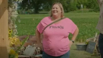 T-shirt Finn’s Neighborhood Bar porté par Sam (Bridget Everett) vu dans Somebody Somewhere (S02E07)