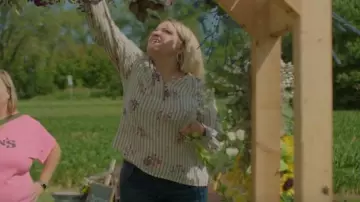 Beach Lunch Lounge à manches longues à rayures florales Porter par Tricia Miller (Mary Catherine Garrison) comme on le voit dans Somebody Somewhere (S02E07)