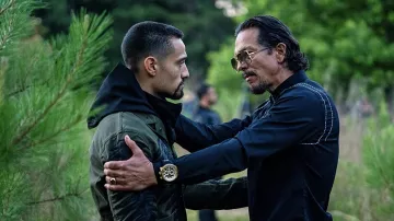 Reloj usado por Parco Delgado (Benjamin Bratt) como se ve en el vestuario del programa de televisión DMZ (Temporada 1 Episodio 2)