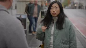 La chaqueta acolchada de Zara usada por Nora (Awkwafina) como se ve en Awkwafina es Nora de Queens (S03E04)
