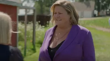 Baublebar Drink Statement Boucles d’oreilles portées par Sam (Bridget Everett) comme on le voit dans Somebody Somewhere (S02E07)