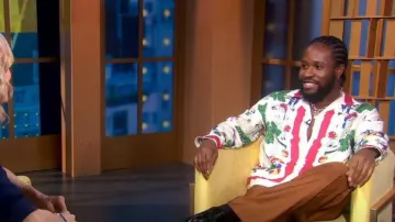 Camisa de lino estampada de Bode Garden State usada por Shameik Moore vista en Good Morning America el 25 de mayo de 2023