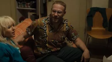 Camisa vintage Z Force para hombre con cuello medio abotonado usada por Will (Seth Rogen) como se ve en Platonic (S01E04)