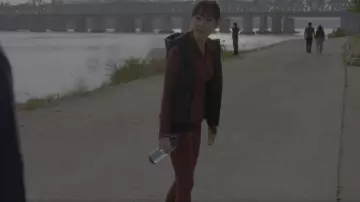 Lululemon Align Leggings usados por Jina (Yunjin Kim) como se ve en XO, Kitty (S01E09)