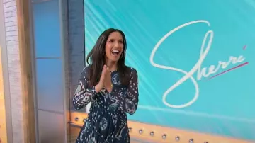 Burberry Long-Sleeve Floral Tie-Dye Midi Dress In Crepon Ink usado por Padma Lakshmi como se ve en Sherri el 16 de mayo de 2023