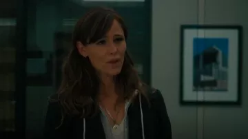 Foundrae Classic Fob Open Clip Chain worn by Hannah Hall (Jennifer Garner) as seen in The Last Thing He Told Me (S01E07)