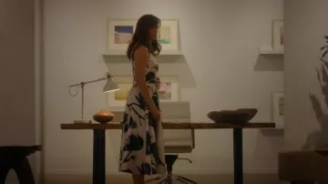 Alexander Mcqueen Cot­ton Poplin Bell­flower Mi­di Dress In Blue worn by Hannah Hall (Jennifer Garner) as seen in The Last Thing He Told Me (S01E07)
