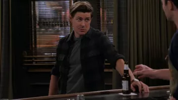 Faherty Legend Buffalo Check Flannel Button Up Shirt porté par Jesse (Chris Lowell) comme on le voit dans How I Met Your Father (S02E13)