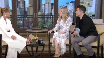 Gianvito Rossi Portofino Sandalias de ante de 105 mm usadas por Kelly Ripa como se ve en VIVO con Kelly y Mark el 23 de mayo de 2023