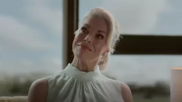 Shaun Leane Sabre Crossover Boucles d’oreilles Yellow Gold Vermeil portées par Rebecca Welton (Hannah Waddingham) comme on le voit dans Ted Lasso (S03E12)