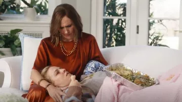 Chemisier Vince Silk Flutter-Sleeved-Neck à col drapé porté par Pat Dubek (Molly Shannon) vu dans The Other Two (S03E06)