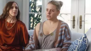 Asos Design Knitted Stripe Longline Cardigan en fil moelleux porté par Brooke Dubek (Heléne Yorke) comme on le voit dans The Other Two (S03E06)