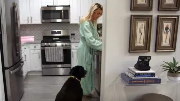 Annie Selke Sheepy Fleece 2.0 Robe bleu craie en bleu craie portée par Lala Kent comme on le voit dans Vanderpump Rules (S10E15)