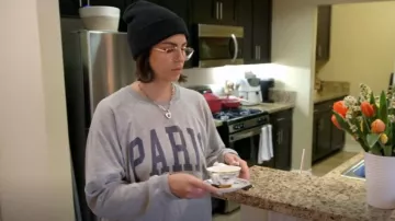 Sweat-shirt Original Retro Brand Classic Crew à Paris porté par Katie Maloney comme on le voit dans Vanderpump Rules (S10E15)