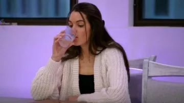 H&M White Knit Cardigan porté par Ally Lewber comme on le voit dans les règles Vanderpump (S10E15)