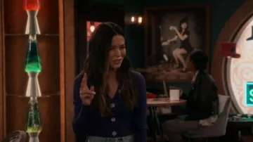 Sandro Gabrielle Carbigan tricoté côtelé porté par Carly Shay (Miranda Cosgrove) vu dans iCarly (S03E01)