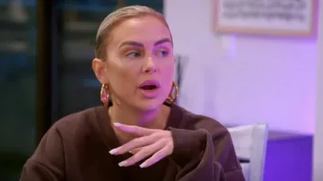 Boucles d’oreilles Louis Vuitton Louise Hoop portées par Lala Kent comme on le voit dans Vanderpump Rules (S10E15)