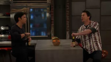 La camisa Kooples Geometric-Print Loose Fit usada por Spencer Shay (Jerry Trainor) como se ve en iCarly (S03E01)