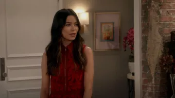 Alice + Olivia Ellis Robe portée par Carly Shay (Miranda Cosgrove) vue dans iCarly (S03E01)