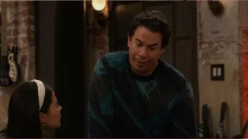 Suéter Jacquard con paneles de escocés y soda usado por Spencer Shay (Jerry Trainor) como se ve en iCarly (S03E01)