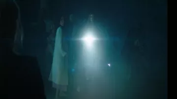 Sandro Sergio Manteau Bouclé-Tweed à double poitrine porté par Bess Marvin (Maddison Jaizani) vu dans Nancy Drew (S04E01)