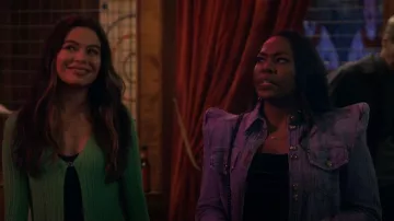 Chaqueta de hombro estructurada Balmain usada por Harper (Laci Mosley) como se ve en iCarly (S03E02)