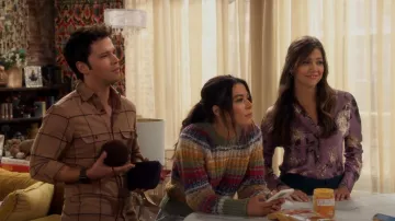 Mother The Inset Puff Sleeve Pull porté par Carly Shay (Miranda Cosgrove) comme vu dans iCarly (S03E02)