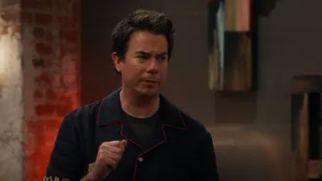 ¡Tombolo Vongole! Camisa de cabaña usada por Spencer Shay (Jerry Trainor) como se ve en iCarly (S03E02)
