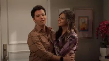 Vince Silk Lilac Bias Blusa de manga larga usada por Pearl (Mia Serafino) como se ve en iCarly (S03E02)