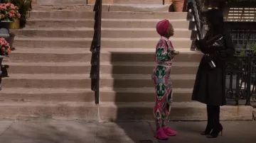 Ten Roses Vintage Baroque usado por Renee (Bresha Webb) como se ve en Run the World (S02E02)