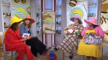 Jupe plissée à carreaux Issei Miyake portée par Emma Straub comme on le voit dans Today with Hoda & Jenna le 29 mai 2023