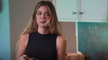 Skims Essential Crew Neck Sleeveless Bodysuit porté par Khloe Kardashian comme on le voit dans The Kardashians (S03E02)