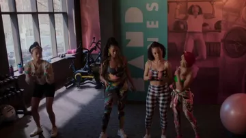 Nike Aurora Cropped Marble Tank Dri Fit Cross Back Sports Bra porté par Sondi (Corbin Reid) comme on le voit dans Run the World (S02E02)