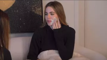 Skims Boyfriend Sweat à capuche porté par Khloe Kardashian vu dans The Kardashians (S03E02)