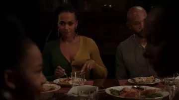 Staud Shoko Robe Midi Côtelée Côtelée Colorée portée par Sondi (Corbin Reid) comme on le voit dans Run the World (S02E02)