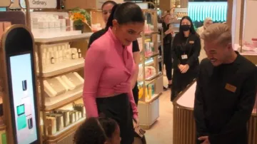 Comme des Garçons Icónica falda negra de manos acolchadas usada por Kylie Jenner vista en The Kardashians (S03E02)