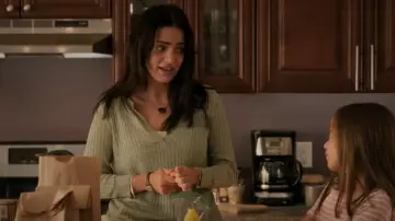 Gerard Darel Lessy Pull en lin porté par Olive Stone (Luna Blaise) comme vu dans Manifest (S04E11)