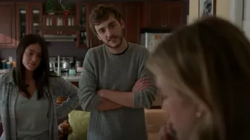 Liberty Blues Crewneck Cable Knit Sweater porté par Cal (Ty Doran) comme on le voit dans Manifest (S04E11)