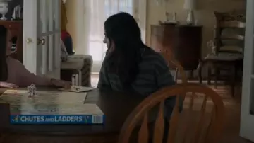 Splendide pull Zebra Ridge porté par Olive Stone (Luna Blaise) comme on le voit dans Manifest (S04E13)